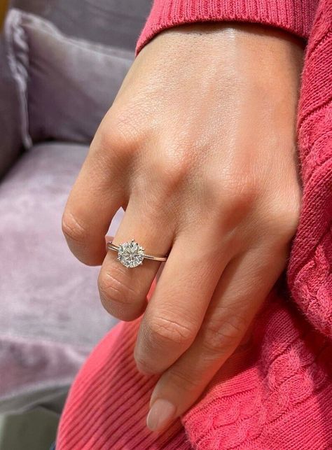 3 Carat Diamond Ring Round, 2carat Diamond Ring, Engagement Ring Cartier, Minimal Wedding Rings, Engagement Ring Round Diamond, Yellow Gold Anniversary Rings, Delicate Wedding Band, Classic Diamond Ring, Ring Crown