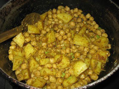 Curry Channa and Aloo (Potato) | Simply Trini Cooking Channa Recipe, Caribbean Curry, Trinidadian Food, Guyanese Food, Trinidad Food, Chana Recipe, Trinidadian Recipes, Aloo Curry, Lunch Dessert