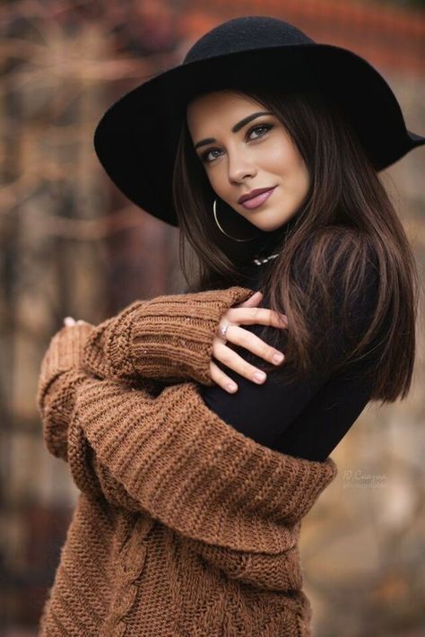 Beautiful Photoshoot Ideas Portraits, Autumn Photography Portrait, Female Portrait Poses, Outdoor Portrait Photography, Winter Portraits, Fall Portraits, Beautiful Photoshoot Ideas, Pose Fotografi, Portrait Photography Women