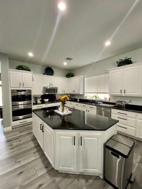 White And Gray Kitchen Ideas, Modern Kitchen White, Kitchen Color Combos, White And Gray Kitchen, White And Grey Kitchen, Gray Kitchen Ideas, Kitchen Ideas White, Kitchen Black And White, Grey And White Kitchen