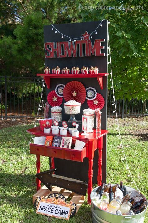 Ideas for a show-stopping Backyard Movie Party and Popcorn Bar Ideas for your concession stand! Popcorn Bar Ideas, Movie Party Ideas, Movie Party Decorations, Backyard Movie Night Party, Movie Theater Party, Backyard Kids Party, Outdoor Movie Party, Backyard Movie Theaters, Birthday Popcorn