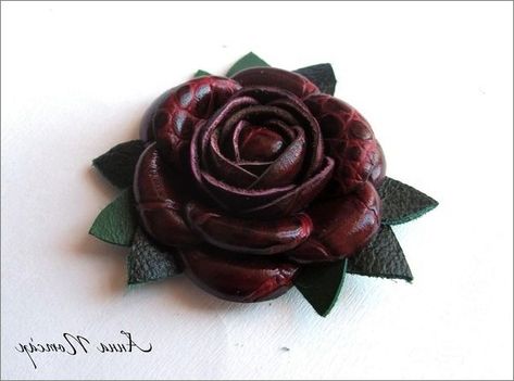 How to Make Leather Flowers. DIY tutorial step by step Diy Leather Rose, Leather Jewelry Diy Tutorials, Diy Leather Flowers, Leather Flower Tutorial, How To Make Leather, Diy Leather Projects, Leather Jewelry Diy, Leather Craft Projects, Leather Bag Pattern