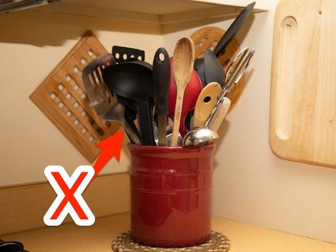 no utensil clutter Container For Kitchen Utensils, Kitchen Brushes Storage, Knives On Countertop, Kitchen Utensils Storage Ideas, Utensil Countertop Storage, Counter Utensil Storage, Big Utensil Organization, Utensil Holder Ideas Counter Space, Counter Utensil Holder