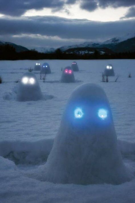 Snow Mounds With Glow Sticks In Them The Snowman Movie, Funny Christmas Pictures, Funny Snowman, Snow Sculptures, Snow Art, Snow Fun, Creepy Horror, Glow Stick, Tree Saw