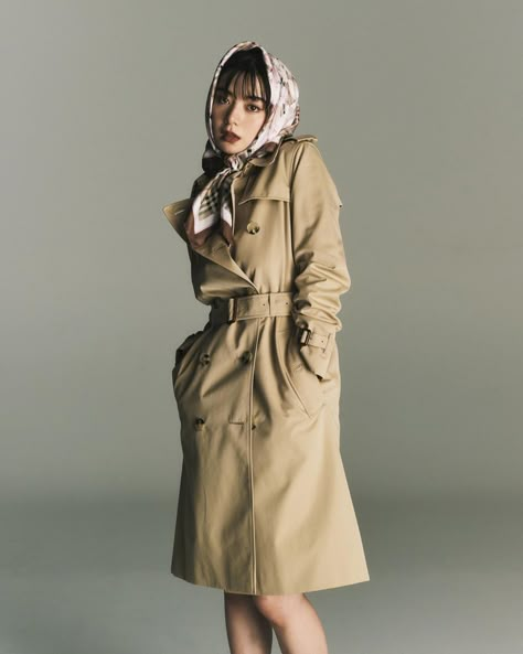 Elaiza Ikeda, Waterproof Trench Coat, Rain Coats, Classy Winter Outfits, Raincoats For Women, Coats And Jackets, Trench Coats, Head Scarf, Winter Outfit