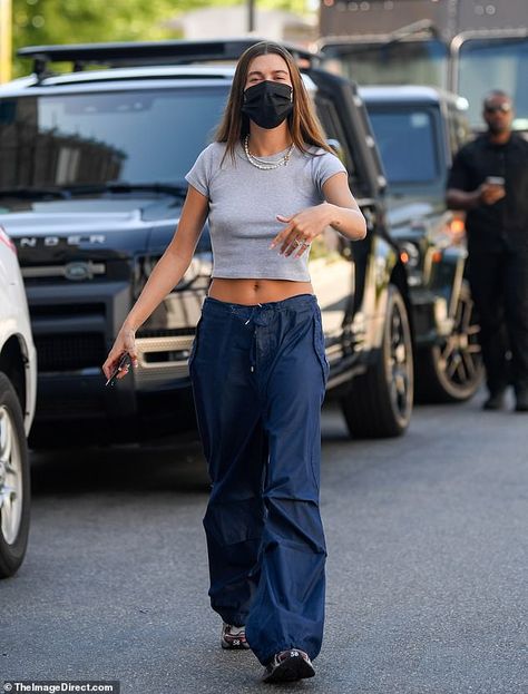 Street style: On Friday Hailey Bieber took to the streets of Los Angeles in a grey crop top and baggy navy blue cargo pants Blue Cargo Pants Outfit, Navy Blue Pants Outfit, Cargo Pants Womens, Blue Pants Outfit, Parachute Pants Outfit, Nyc Winter Outfits, Track Pants Outfit, Cargo Outfit, Blue Cargo Pants