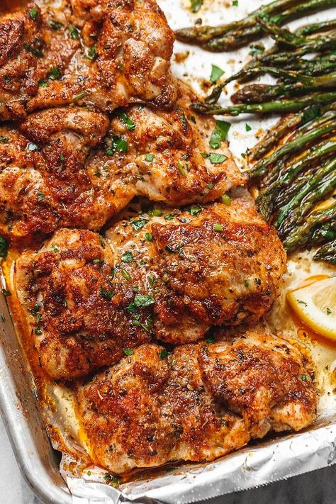 Oven Baked Chicken with Asparagus - #chicken #recipe #eatwell101 - An incredibly easy sheet pan chicken recipe, low carb and Keto approved! - #recipe by #eatwell101 Baked Chicken With Asparagus, Chicken Asparagus Bake, Sheet Pan Chicken Recipe, Asparagus Dinner, Ayam Mentega, Easy Sheet Pan Chicken, Chicken With Asparagus, Asparagus Chicken, Recipes Asparagus