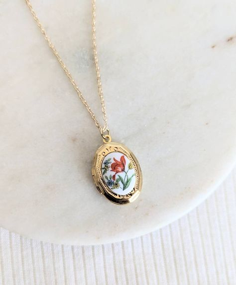 This small and dainty little gold plated locket features a sweet red-orange tulip flower vintage glass cabochon. It opens with the hinge at the side and there is space inside for a photo, secret message or little hand stamped initial. Suspended from either a gold plated chain with lobster clasp or a 14k gold filled chain with spring clasp close. Personalise for the perfect gift with a little hand stamped tag (fits one single Initial) https://etsy.me/33z0KEa or a Crystal birthstone: https://etsy.me/2HxFczT Add a Hand Stamped Initial Inside (pic 5) https://etsy.me/3BPkx0b Handmade with LOVE in Australia 🐨 | ADDITIONAL INFORMATION | Gold filled jewellery is an affordable alternative to solid gold that is durable, tarnish resistant and wearable for people with sensitive skin. Please allow 1-4 Cheap Flower Charm Necklace For Gift, Cheap Flower Charm Necklace As Gift, Cheap Necklace With Flower Charm For Gift, Cheap Gold Necklace With Flower Charm, Affordable Cute Flower Necklace For Gifts, Cheap Dainty Necklace With Flower Charm, Affordable Flower Charm Necklace For Gifts, Cheap Gold Charm Necklace With Flower Pendant, Cheap Flower Pendant Charm Necklace For Gift