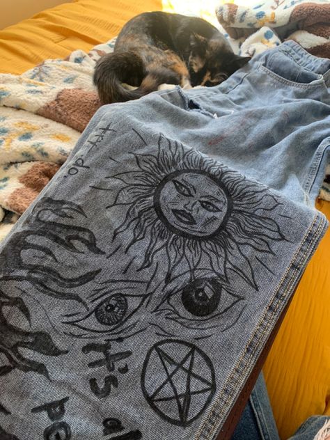 Diy Bleach Designs On Jeans, Sharpie Jeans Grunge, Drawn On Jeans Grunge, Paint Pants Ideas Aesthetic, Bleach Drawing On Jeans, Jeans Drawing Diy, Bleach Pants Design, Pants Diy Jeans, Drawing On Jeans Sharpie