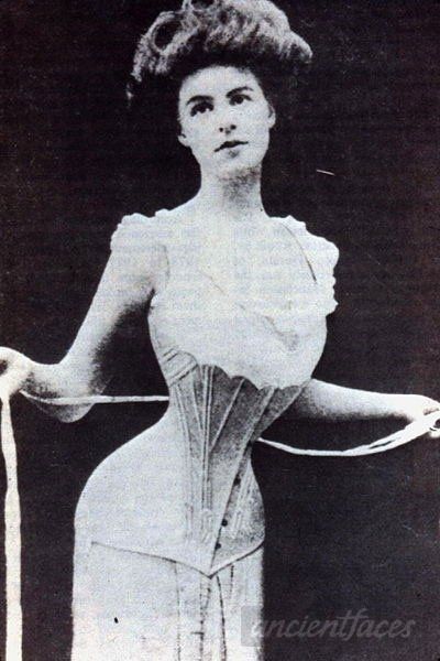 For better or worse, France introduced corsets in the 1550s where they spread in popularity throughout the world until the early 1900s. Fashion is constantly changing, but we think corsets are best left in history. What do you think? #ancestors #history #fashion Victorian Corset, 1900s Fashion, Moda Punk, Vintage Corset, Gibson Girl, Lace Tights, Body Modification, Elizabeth I, Foto Vintage