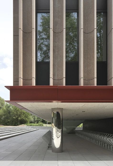 Mirrored columns elevate cubic science building at Antwerp university - Domus Concrete Column Design, Exterior Columns, Science Building, Concrete Column, Column Design, Architecture Graphics, Architecture Inspiration, Roof Structure, Building Exterior