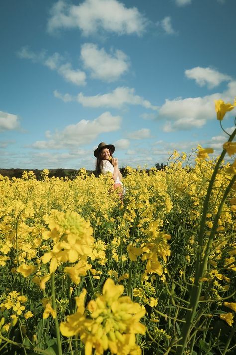 Canola Field Photoshoot Outfit, Canola Fields Photography, Flower Field Photo Ideas, Canola Field Photoshoot, Prairie Photoshoot, Standing In A Field, Casual Photography, Canola Field, Field Photoshoot