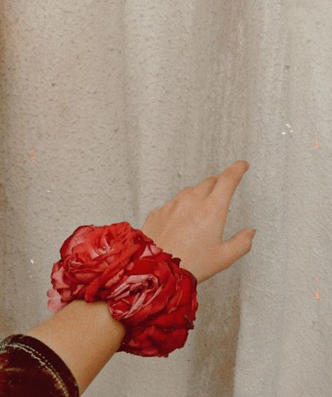 Hand Aesthetic, Korea Wallpaper, Snap Story, Blue Graduation, Wallpaper Sky, Views Video, Hiding Face, Wallpaper Green, Beautiful Pakistani Dresses