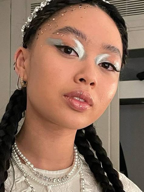 Griff wears amazing metallic eyeshadow to the 2021 Fashion Awards—the perfect party makeup look. Futuristic Makeup, Metallic Makeup, Space Makeup, Crystal Makeup, Metallic Eyes, Metallic Eyeshadow, Gold Makeup, Stunning Makeup, Festival Makeup