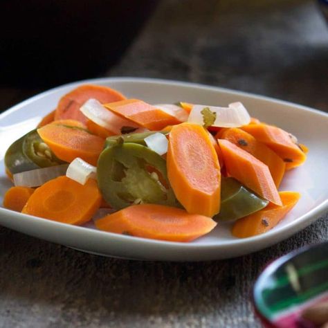 These spicy pickled carrots are just like the ones in Mexican restaurants! Can't get enough of then, so easy! Hot Carrots Recipe, Mexican Carrots, Mexican Pickled Carrots, Carrots Recipes, Spicy Pickled Carrots, Quick Pickle Recipe, Spicy Carrots, Authentic Mexican Recipes, Recipe Mexican