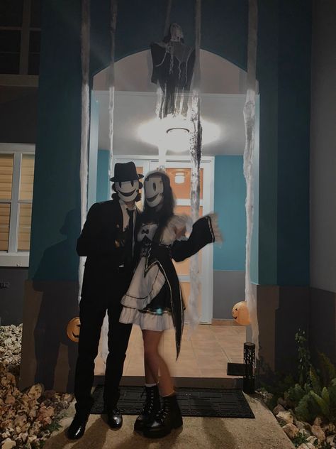 Scream Cosplay Couple, Duo Horror Halloween Costumes, High Rise Invasion Halloween Costume, Scream Costumes Couples, Hallowing Costumes Duo, Couple Ghost Costume, Halloween Cosplay Couple, Emo Couples Costume, Dark Couple Costumes