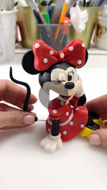 Minnie Fondant Tutorial, Minnie Mouse Fondant Tutorial, Mickey Mouse Pasta, Torte Minnie, Birthday Cake Minnie Mouse, Mickey Mouse Fondant, Minnie Mouse Fondant, Mickey And Minnie Cake, Mickey Mouse Birthday Cake