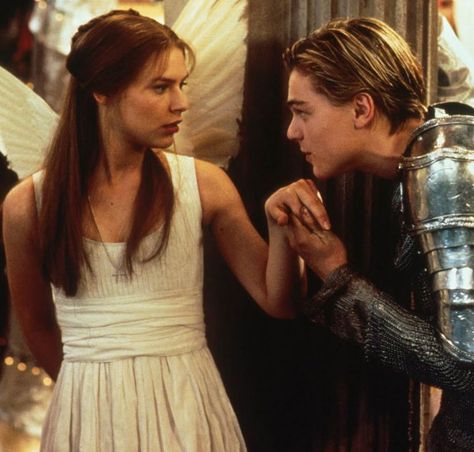 Romeo And Juliet Leonardo, Romeo + Juliet Aesthetic, 90s Collage, 90s Teen Movies, Leonardo Dicaprio Romeo, Romeo Juliet 1996, Romeo Ve Juliet, Juliet Movie, Film Cult