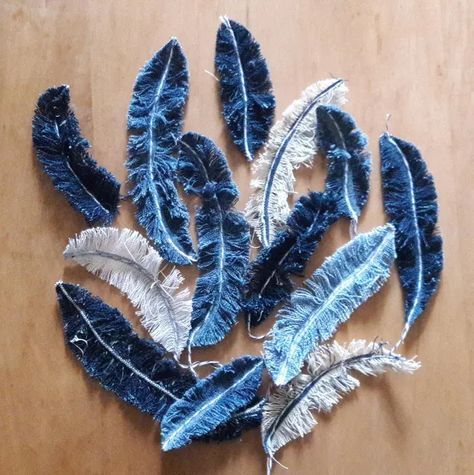 Denim feathers! Aren't these fantastic? They're really fun to make, can be used in a zillion different ways, and are a great way upcycle old denim jeans or jackets. Let's get making! Återvinna Jeans, Artisanats Denim, Recyceltes Denim, Hantverk Diy, Feather Diy, Denim Crafts Diy, Blue Jeans Crafts, Denim Jewelry, Idee Cosplay