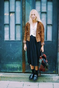 Pleated Midi Skirt Outfit, Boho Street Style, Style Inspiration Grunge, American Apparel Skirt, Midi Skirt Outfit, Witch Fashion, Pleated Long Skirt, Mode Boho, Looks Street Style