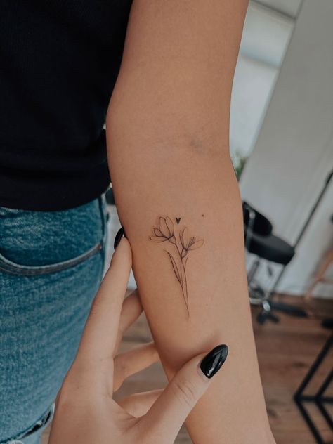 Snowdrop Wrist Tattoo, Snow Drop Bouquet Tattoo, January Birth Flower Fine Line Tattoo, Flower Tattoo On Arm For Women, Poppy And Snowdrop Tattoo, January Birthday Tattoo, Birthflower January Tattoo, Snowdrop Tattoo Design, Carnation And Snowdrop Flower Tattoo