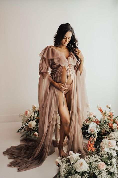 Trending Maternity Photoshoot, Stunning Maternity Shoot, Stunning Maternity Photos, Greenery Maternity Shoot, Maternity Pictures Dresses, Flower Maternity Shoot Studio, Dress For Maternity Photoshoot, Maturity Photoshoot Studio, Maternity Photo Shoot With Flowers