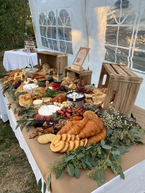 cheese charcuterie cheeseboard fruit wedding Wedding Grazing Table, Charcuterie Wedding, Wedding Charcuterie, Wedding Food Table, Charcuterie Board Wedding, Appetizers Table, Wedding Appetizers, Decorações Com Comidas, Party Food Buffet