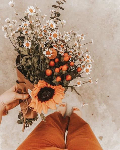 Fleur Orange, A Bouquet Of Flowers, Decoration Photo, No Rain, Pretty Plants, Bouquet Of Flowers, Plant Mom, Fall Flowers, Flower Child