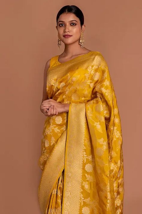 Traditional Yellow Saree, Mehendi Saree, Fashionable Saree, Golden Saree, Bengali Bride, Fashionable Saree Blouse Designs, Desi Aesthetic, Yellow Saree, Ethnic Sarees