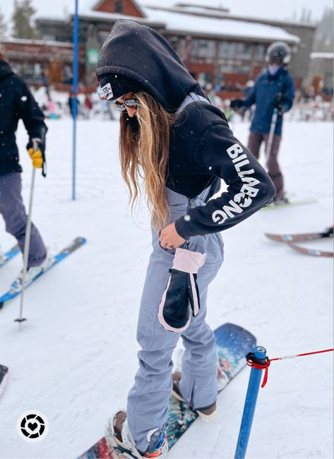 Snowboard outfit winter bibs snow gear women Snowboarding Outfit Black Pants, Women's Snowboarding Outfits, Snow Boarding Outfits Woman Style, Green Snowboard Outfit, Snowboard Helmet Outfit, Snowboarding Aesthetic Outfits, Women Snowboarding Aesthetic, Snowboarding Girl Outfit, Snowboard Fashion Women