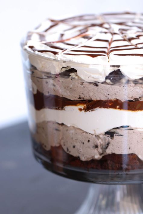 Spooky Oreo Cheesecake Trifle Cheesecake Cool Whip, Betty Crocker Fudge Brownies, Oreo Trifle, Trifle Bowl Recipes, Brownie Oreo, Trifle Dessert Recipes, Brownie Trifle, Cheesecake Trifle, Fudgy Brownie Recipe