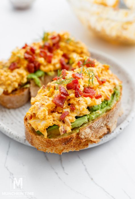 Avocado Toast With Egg, Roast Beef Sandwich Recipes, Toast With Egg, Toast Recipe Breakfast, Simple Avocado Toast, Beef Sandwich Recipes, Avocado Toast Egg, Avocado Toast Recipe, Avocado Breakfast