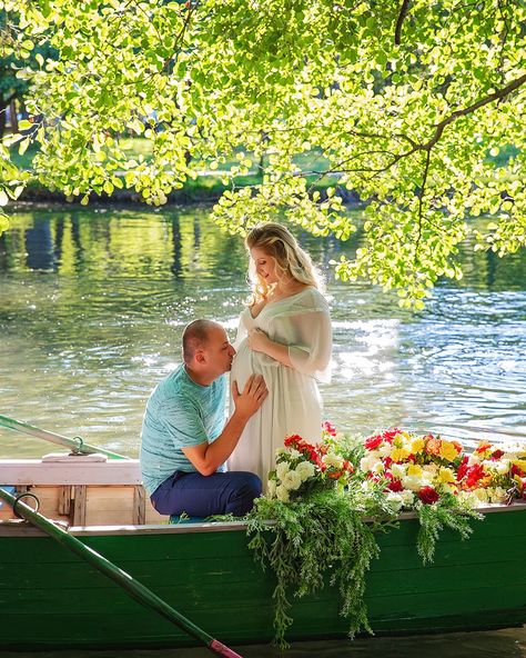 Maternity Boat Pictures, Boat Maternity Photos, Boat Photoshoot, Couple Pregnancy Photoshoot, Maternity Pics, Lake Boat, Maternity Photography Poses, Row Boat, Pregnancy Shoot