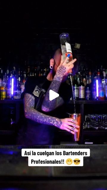 Cocteleria Premium on Instagram: "⚠️TRUCO REVELADO ⚠️🥺🥺
SHAKER FLOTANTE 
Una de las técnicas más impresionantes del flair bartending hoy es revelada🔥

Síguenos si deseas conocer los secretos mejor guardados de los bartender profesionales y tú también convertirte en uno de ellos ⚡
Acceso a nuestra Academia Profesional en el l1nk del perfil 💎🔗
•
•
•
•
•
•
•
#coctel #bartender #cocteleria #cocteles #barman #bartenders #flairbartender
#flairbartending #tequila #whisky #ron #cerveza #barra #restaurante" Flair Bartending, Barra Bar, April 4, Tequila, Bar, On Instagram, Instagram