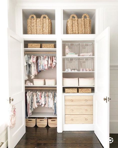 21+ Must-See Nursery Closet Organization Essentials Baby Nursery Closet, Nursery Closet Organization, Organized Closet, Nursery Closet, Kids Closet Organization, Baby Closet, Kid Closet, Nursery Baby Room, Home Organisation