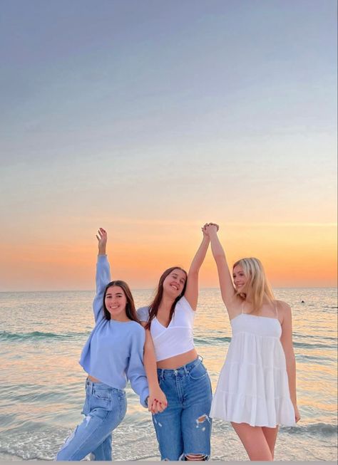 Friend Poses 3 People, Beach Poses With 3 Friends, Poses With Three People, Group Of 3 Beach Pics, 3 Person Beach Pictures, Three Person Picture Poses, Beach Pictures 3 Friends, 3 Friend Pictures Poses, 3 Ppl Poses