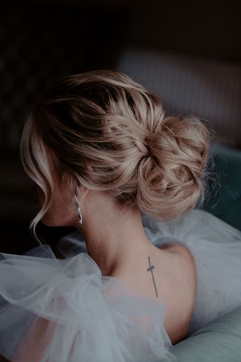 Textured blonde bridal bun Mid Height Bun, Mid Bun Hairstyles, Ballerina Updo, Modern Wedding Hair, Face Framing Pieces, Framing Pieces, Bridal Hair Tiara, Updo Ideas, Bridal Hairstylist