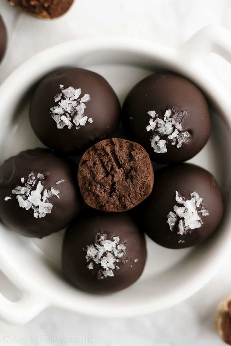 Healthy Chocolate Snacks, Healthy Chocolate Desserts, Homemade Chocolate Truffles, Homemade Truffles, Healthy Candy, Dark Chocolate Truffles, Chocolate Snacks, Truffle Recipe Chocolate, Truffle Recipe