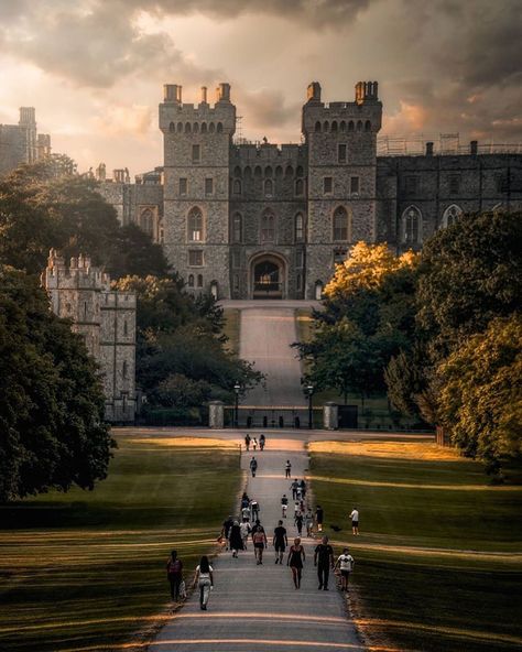 Uk Castles, Enjoy Your Evening, Cheers Photo, Castle Pictures, Castle Aesthetic, Tattoos Quotes, Visiting England, Europe Map, Windsor Castle