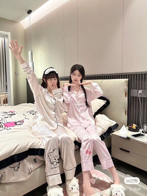 Soirée Pyjama Party, European Style Outfits, Different Body Sizes, Pyjamas Party, Woman In Suit, Friendship Photoshoot, Outfit Looks, Two Friends, Cute Pajamas