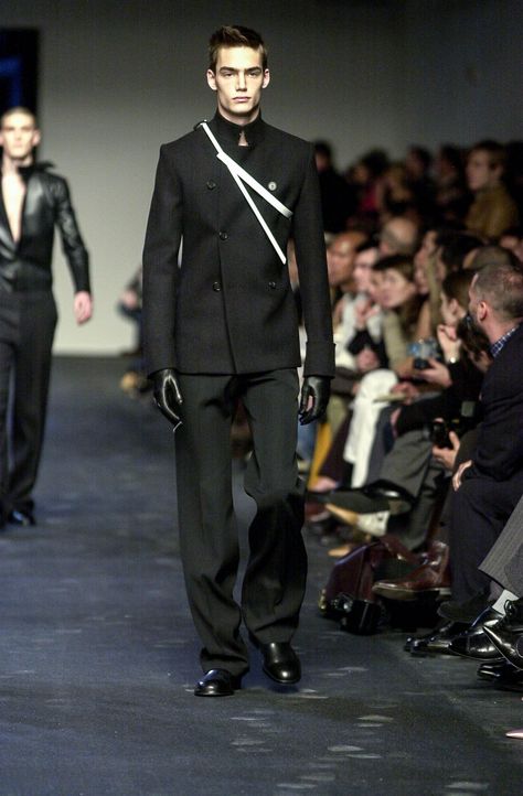 Black Coat Outfit, Black Suit Men, Dior Men, Menswear Runway, Formal Mens Fashion, Concept Clothing, Mens Outfit Inspiration, Model Life, 2000s Fashion