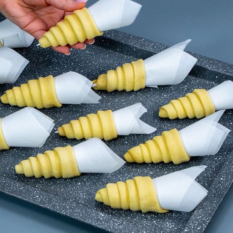 How to make perfect croissants using puff pastry! A trick with baking paper! | puff pastry, croissant, egg, custard, pastry | How to make perfect croissants using puff pastry! A trick with baking paper! Ingredients: puff pastry - 250 g (8.8 oz) egg to grease - 1 piece Tray size... | By Appetizing.tv Sweet Puff Pastry Recipes, Puff Pastry Croissant, Easy Puff Pastry Desserts, Sweet Puff Pastry, Using Puff Pastry, How To Make Pastry, Appetizing Tv, African Dessert, Puff Pastry Appetizers