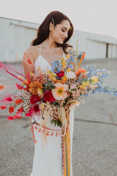 Bouquet With Feathers, Bright Wedding Bouquet, Themed Wedding Ideas, Rainbow Bouquet, Feathers Wedding, Colorful Bridal Bouquet, Elegant Wedding Bouquets, Festival Themed Wedding, Colorful Wedding Bouquet