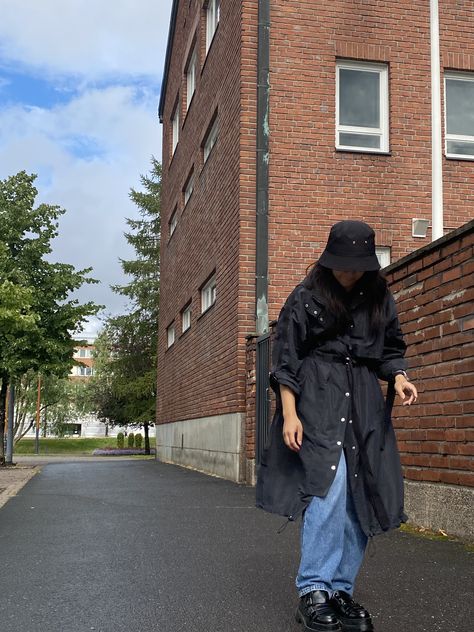 Bucket Hat Rainy Day Outfit, Rain Coat Outfit Aesthetic, Long Raincoat Outfit, Black Trench Coat Aesthetic, Black Rain Coat Outfit, Black Raincoat Outfit, Rain Coat Aesthetic, Trench Coat Aesthetic, Bucket Hat Outfit Ideas