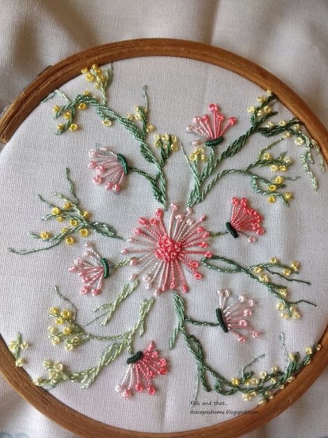 Pistil stitch and fake pistil stitch Pistil Stitch Embroidery, Pistil Stitch, Embroidery Hoop Art Tutorial, Brazilian Embroidery Stitches, Handmade Embroidery Designs, Brazilian Embroidery, Hand Embroidery Stitches, Embroidery Hoop Art, Embroidery Craft