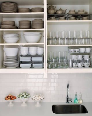 Tips For Organizing Your Cabinets: http://blog.akatlanta.com/2012/08/kitchen-cabinet-organization-tips.html Dapur Moden, Organiser Cucina, Kitchen Cabinet Organization Ideas, Kabinet Dapur, Outdoor Kitchen Appliances, Small Kitchen Storage, Open Cabinets, Kitchen Hacks Organization, Kitchen Cabinet Organization