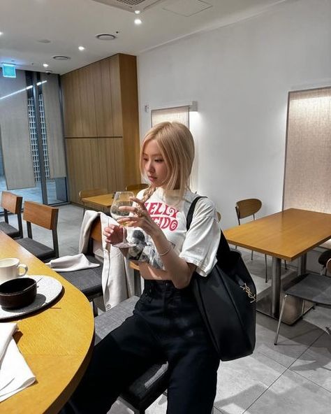 ROSÉ (@roses_are_rosie) • Instagram photos and videos Rosé Lq, Rosé Ig Update, Kore Ulzzang, Rosé Instagram Update, Instagram Roses, Rosé Instagram, Park Rosé, Alex Perry, Rose Park