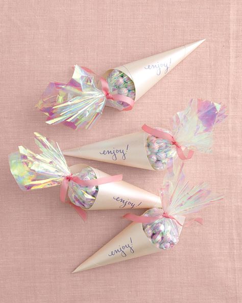 Favor Cones Candy Cone, Cheap Favors, Best Wedding Favors, Wedding Crafts Diy, Cookie Packaging, Baby Shower Party Favors, Favors Diy, Chocolate Packaging, Diy Wedding Favors