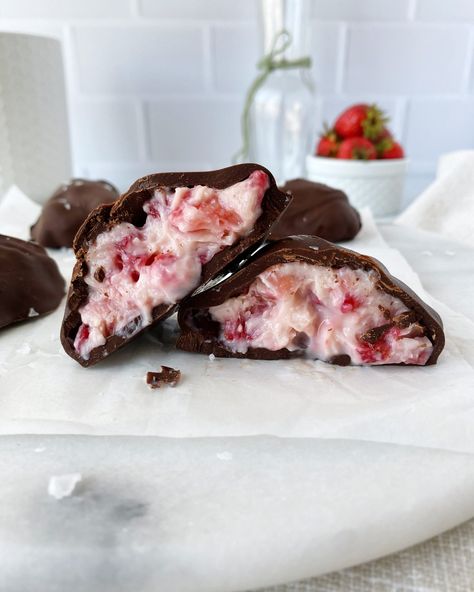 Vegan Yogurt Bark, Chocolate Covered Strawberry Yogurt, Strawberry Yogurt Clusters, Strawberry Yogurt Bites, Yogurt Clusters, Vegan Snack Recipes, Yogurt Bites, Yogurt Bark, Chocolate Covered Fruit