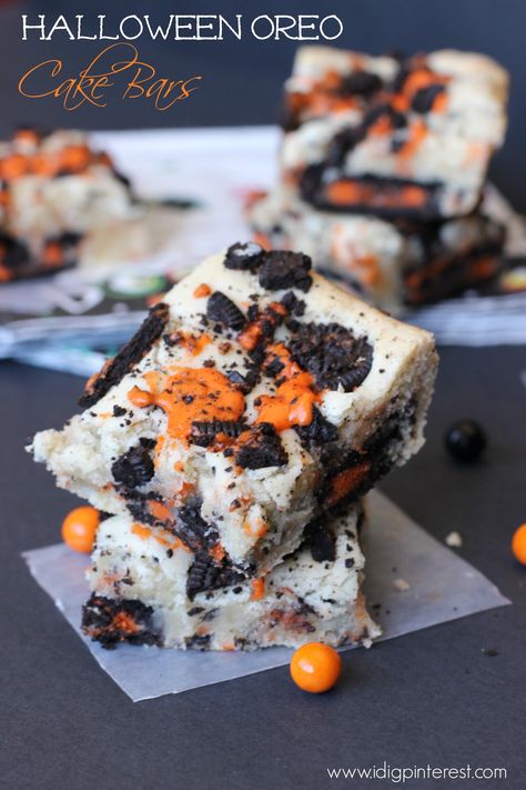 Halloween Oreo Cake Bars on MyRecipeMagic.com Halloween Oreo Cake, Halloween Desserts Scary, Pasteles Halloween, Halloween Oreos, Postres Halloween, Dulces Halloween, Diy Easy Recipes, Cake Bars, Oreo Cake